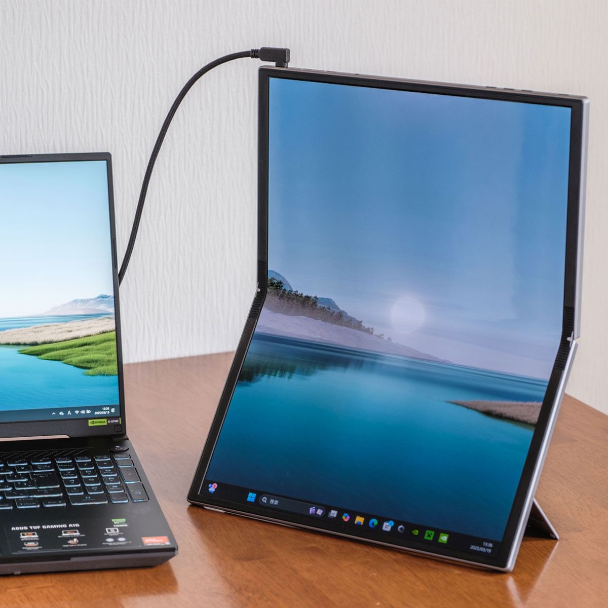 17.3型がこのサイズに!? 折りたためるポータブルモニターASUS