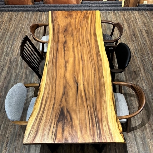 6人～8人でゆったりお使いいただける大きいサイズの一枚板テーブル