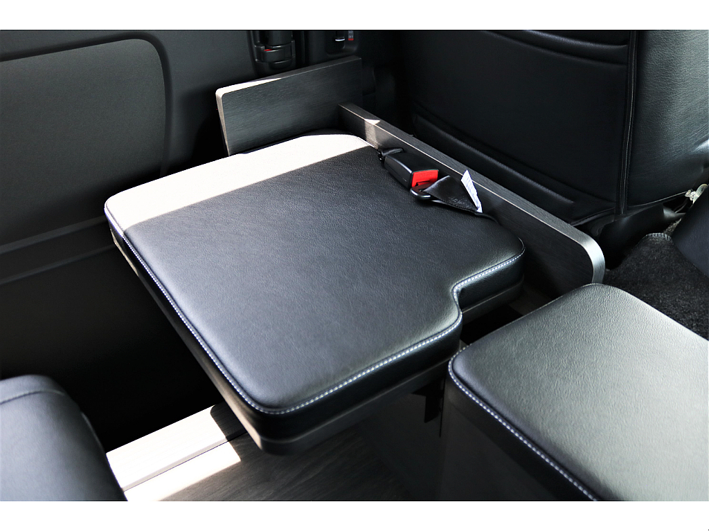 ハイエース200系 アウトレット 助手席 フットレスト 若干の塗装傷有り