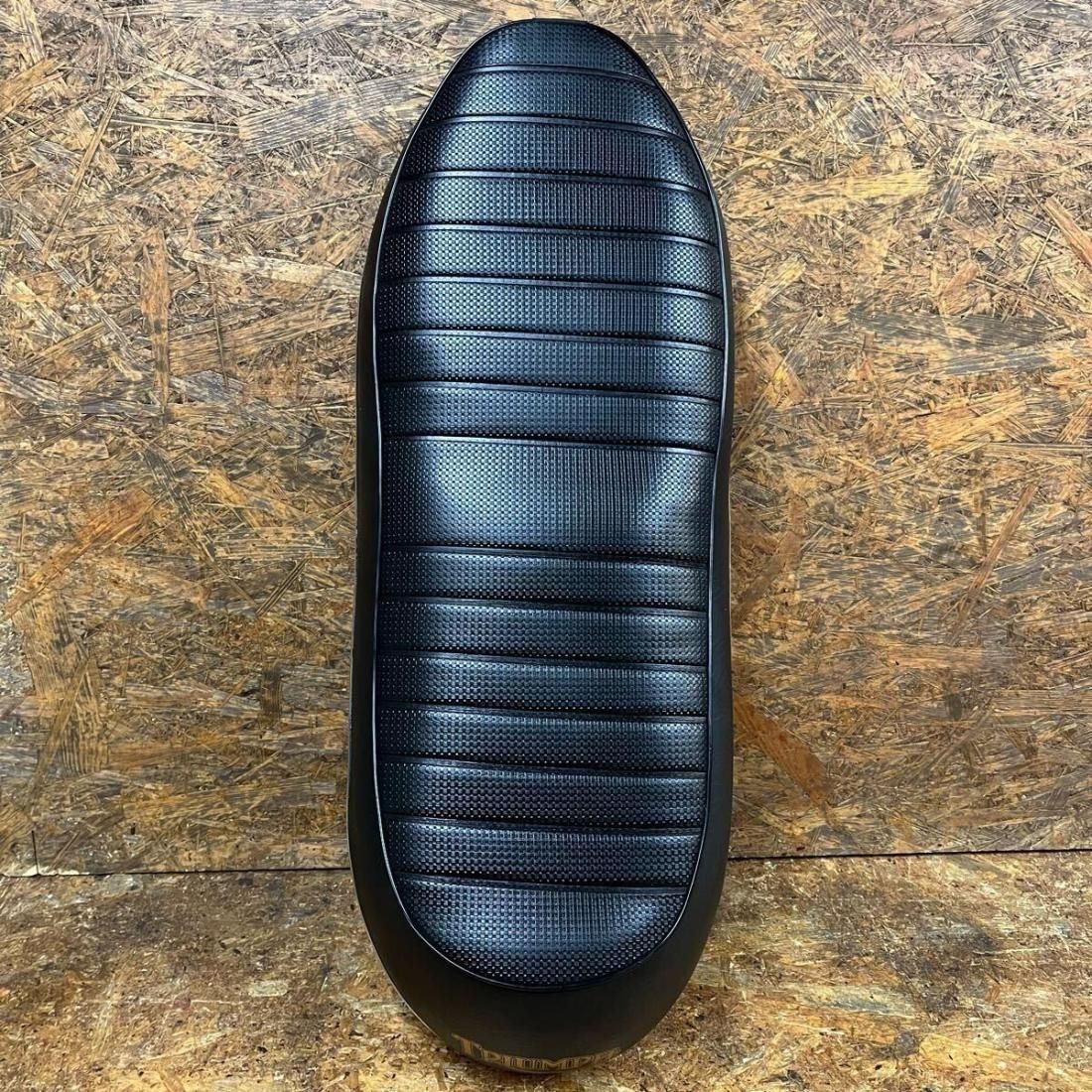 Triumphシート（T100/T120/T150等 ） - トライアンフ・BSA 旧車パーツ