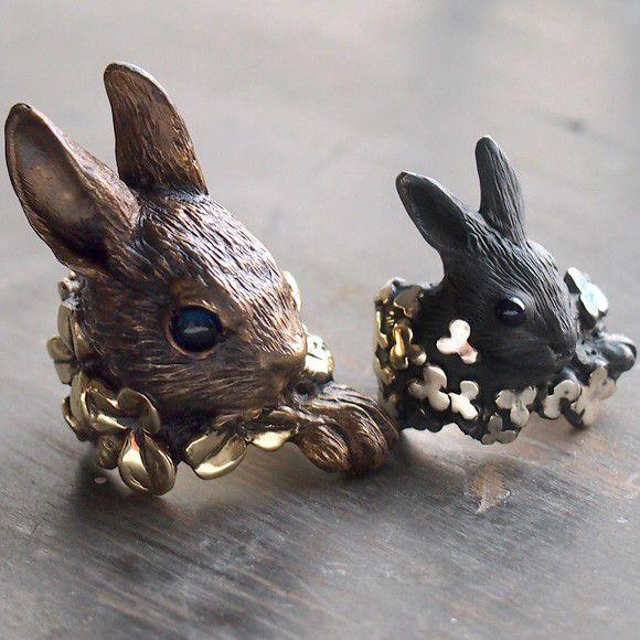 DECOvienya（デコヴィーニャ） 手作りアクセサリー 大きなウサギと
