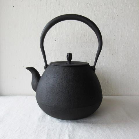 鉄瓶・秋の実 肌 釜定 工房 南部鉄器 / 釜定工房 鉄瓶 : AKI interior