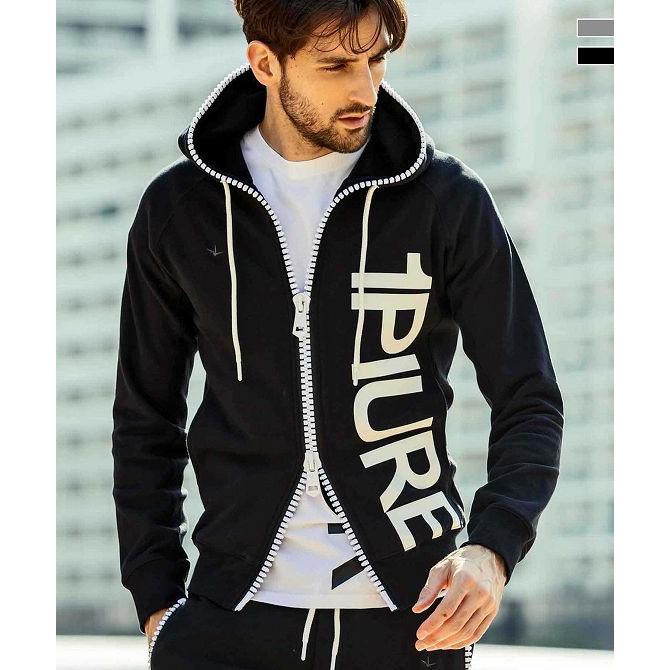 1PIU1UGUALE3 RELAX ウノピゥウノウグァーレトレ リラックス 縦ロゴ