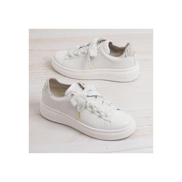 diana（プラスダイアナ） パールビジュー付きリボンスニーカー （白