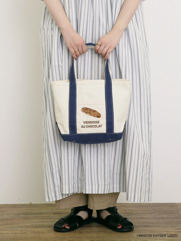 セール】 【MAISON KAYSER】刺繍キャンバスバッグ（キャメル/ネイビー