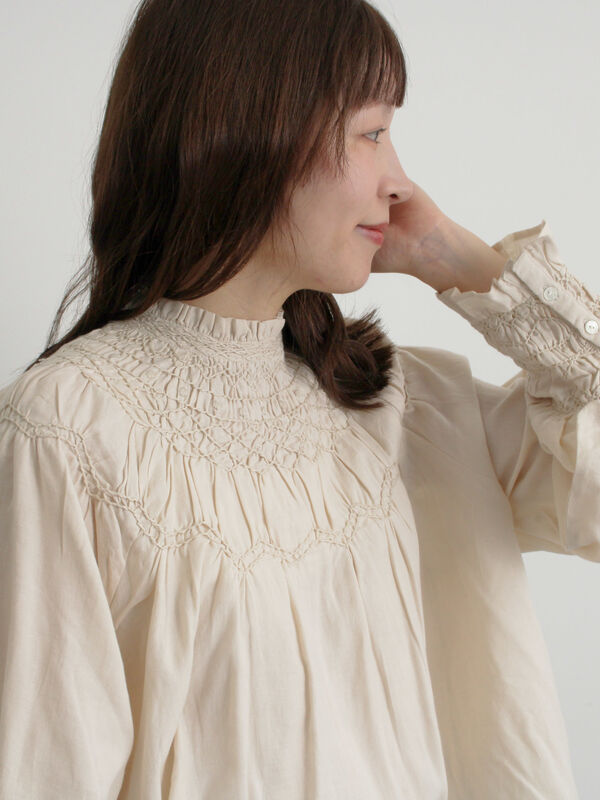 セール】 ハンドスモッキングブラウス（オフホワイト/チャコールグレー