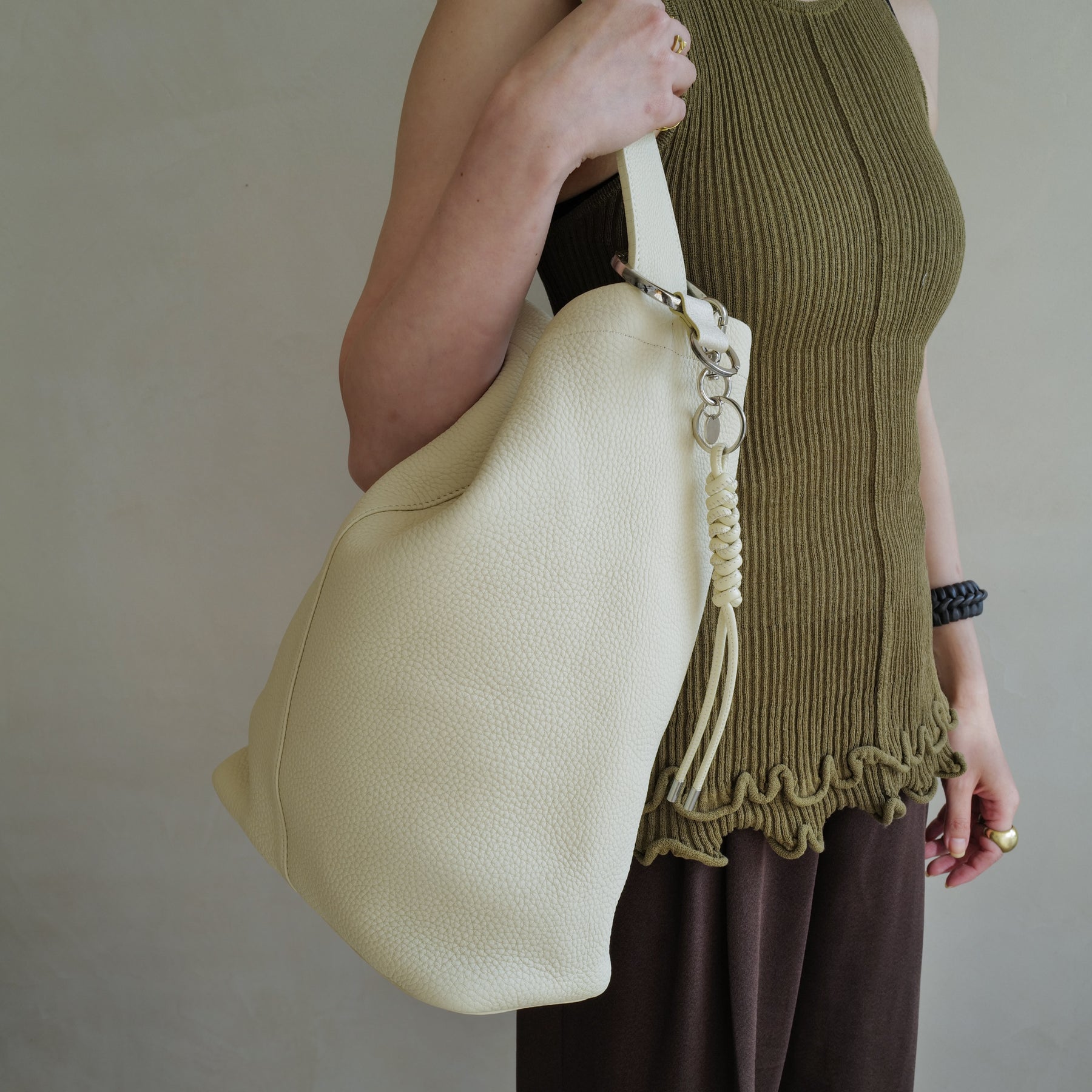 MARY BUCKET SHOULDER / DIPLO SKY｜サステイナブルレザーのワン