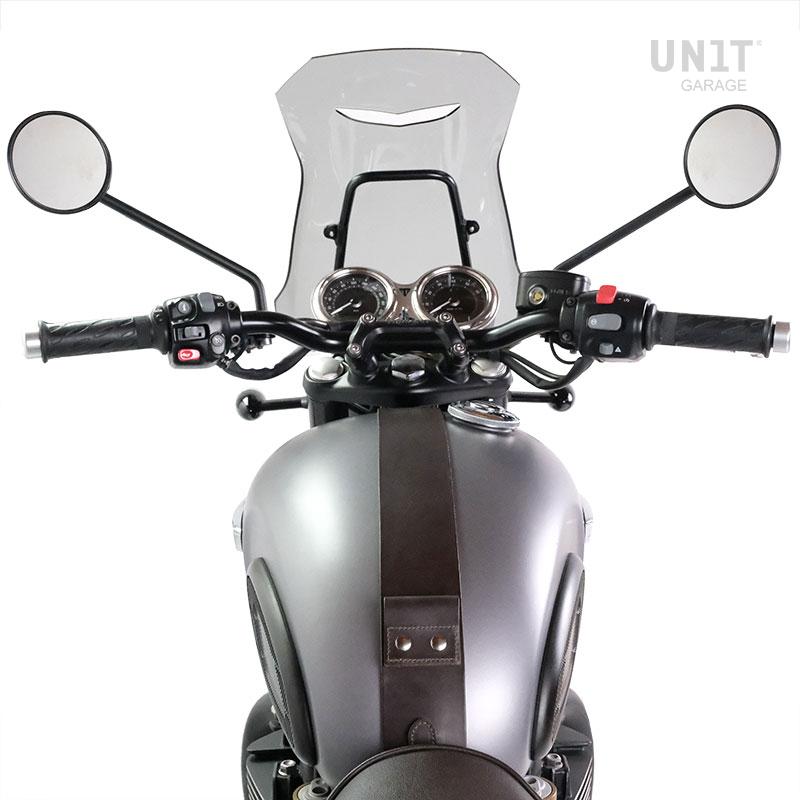 トライアンフのタンクバンド