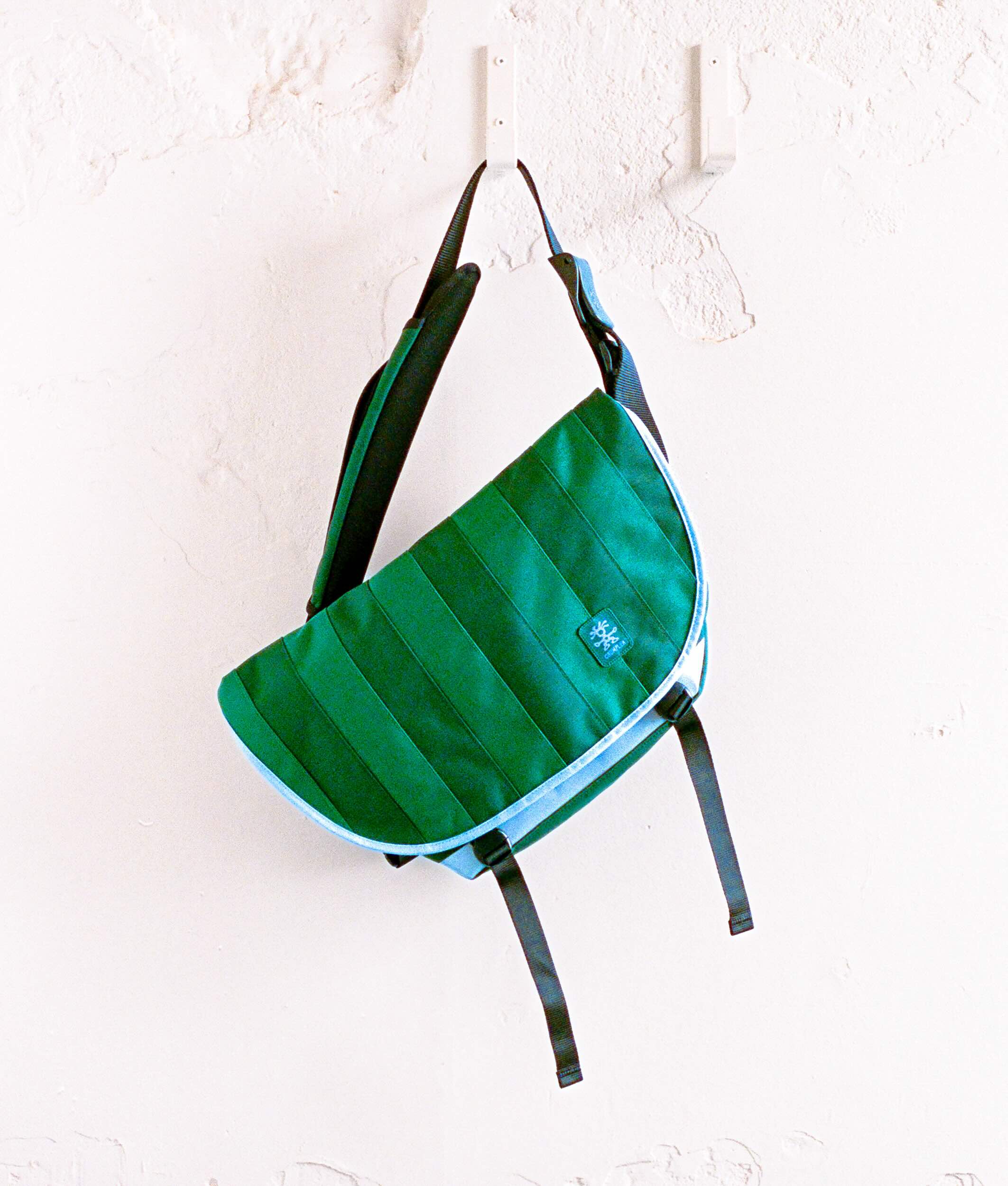 美品 クランプラー CRUMPLER メッセンジャーバッグ グリーン 女性と