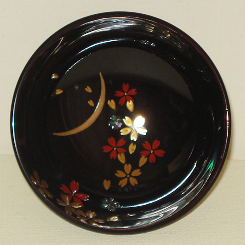 輪島塗 ぐい飲み ちょこ形 -月に桜の蒔絵仕上げ- [内外面とも黒タメ色