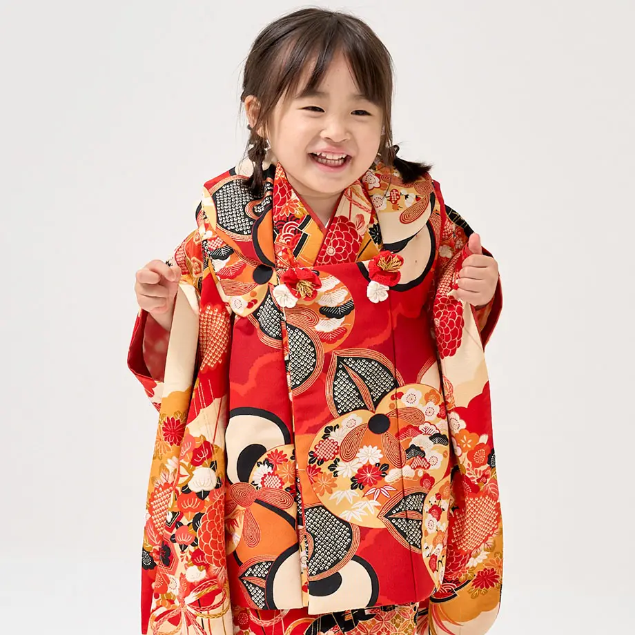 七五三着物レンタル ／《LOWRYS FARM》クリーム地に橘花と檜扇、赤の