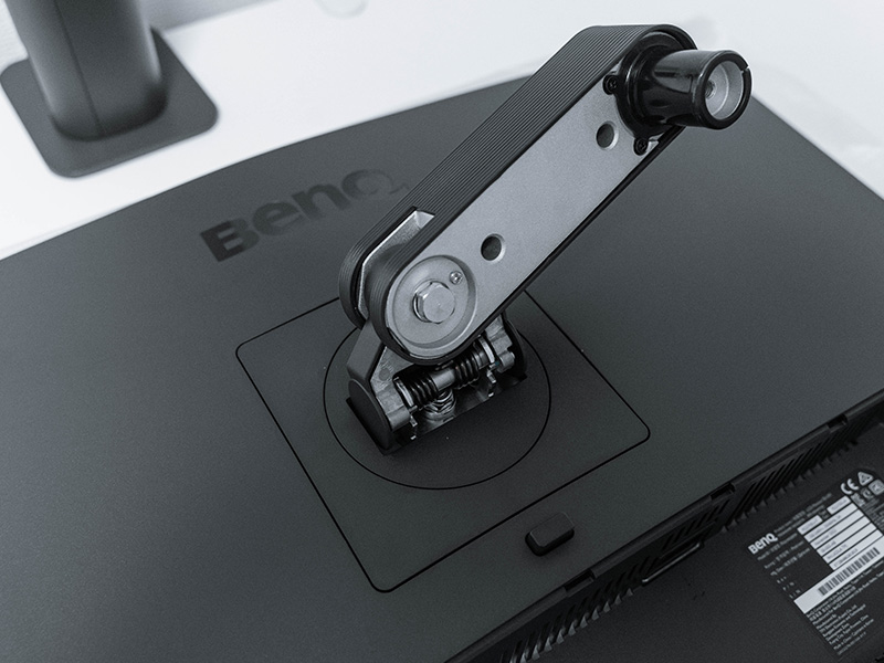 BenQ PD2705UA レビュー | モニターアーム付属でより快適に使用できる