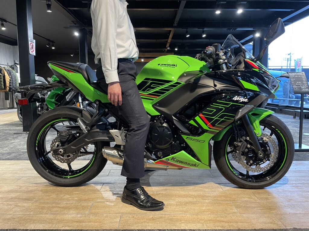 ミドルフルカウルモデル『Ninja ZX-6R』と『Ninja 650』の足つき