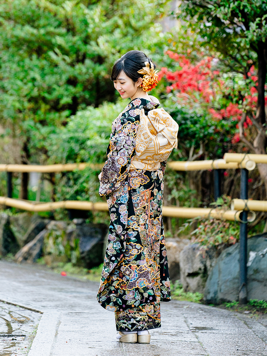 最高級の総刺繍振袖レンタル】黒色・扇面に吉祥花尽くし・Lサイズ 品番