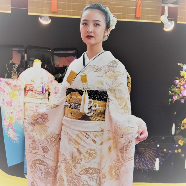 白地に金彩だけの豪華振袖 | 絹もの語りかぐや