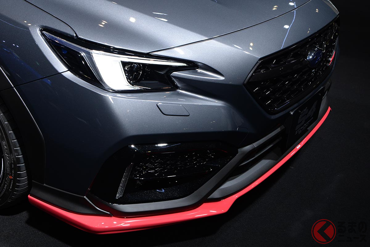 チェリーレッドが映えるスバル新型「WRX S4」登場！ カーボン製リア