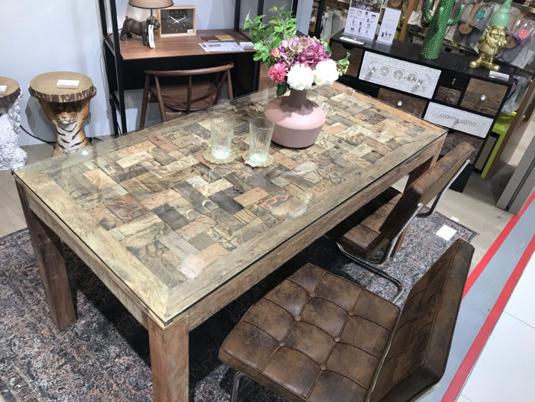 遊び心満載のダイニングテーブルはいかが？ ｜ リビングハウス企業