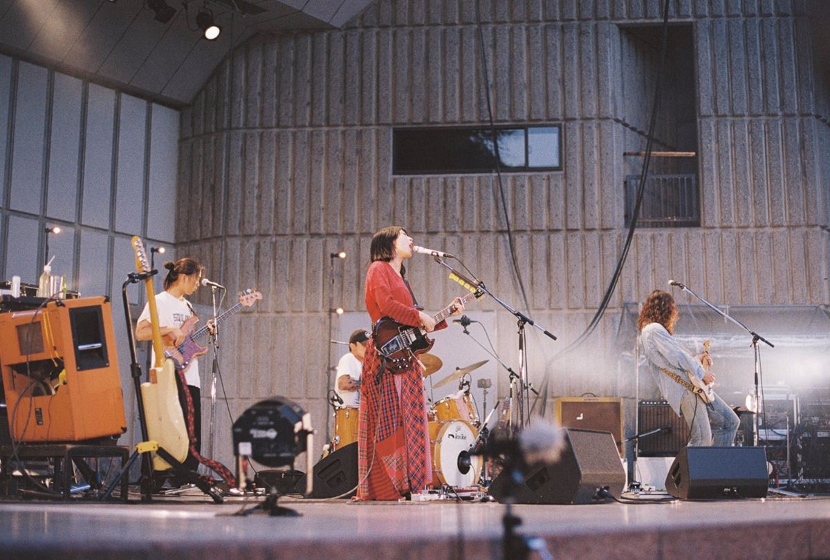 カネコアヤノ 野音ワンマンショー 奔放な創造性を反映した演奏と