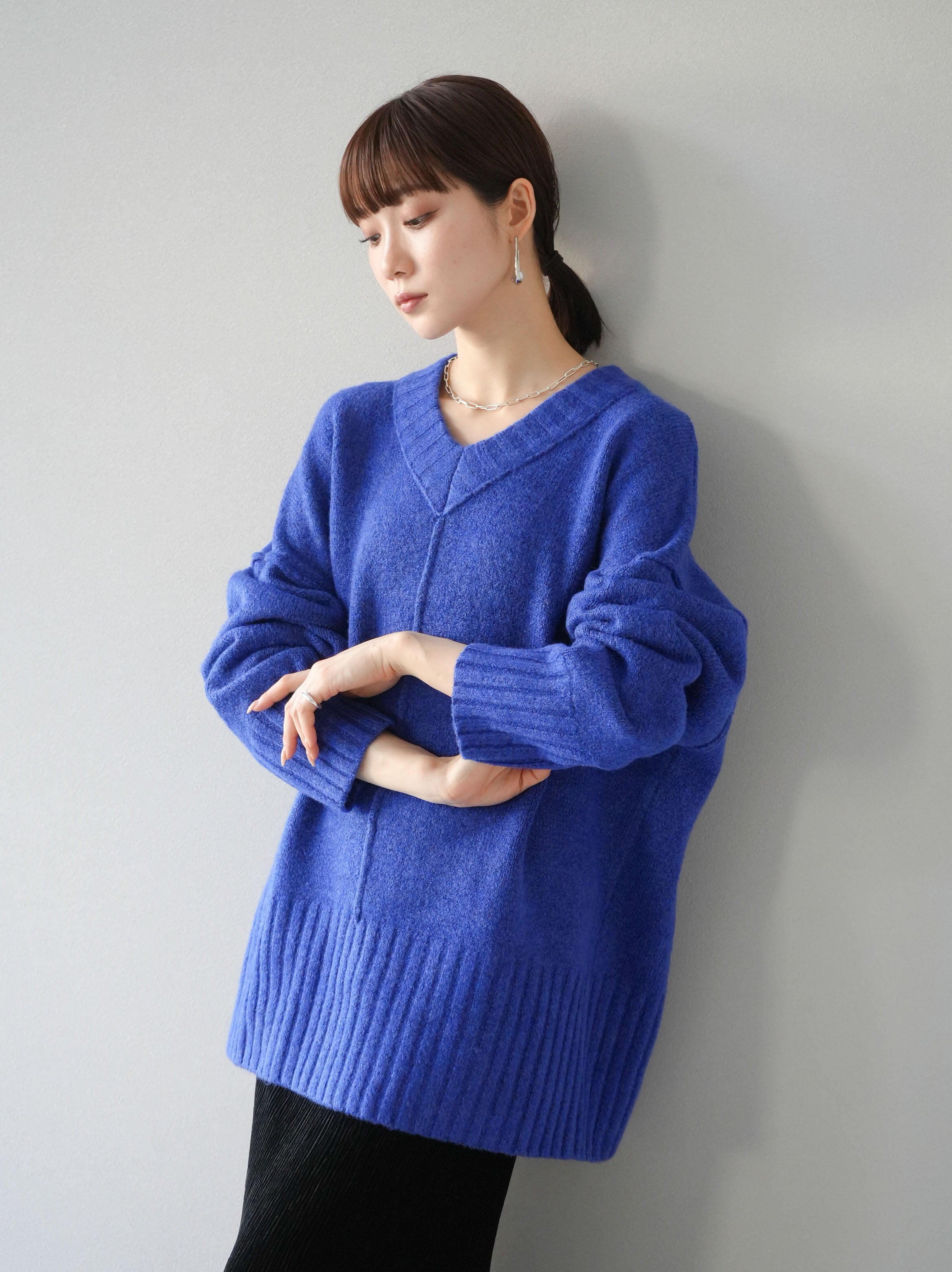 予約]もちもちリンキングVネックニット/ブルー – Lumier