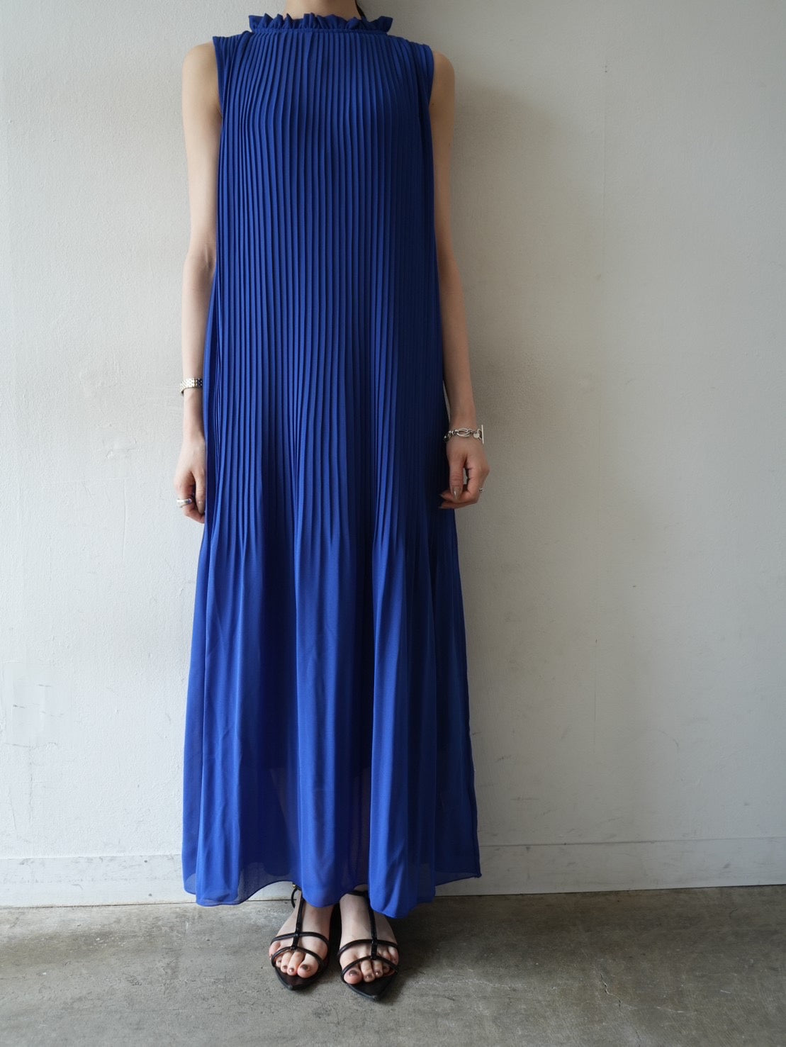 予約]シアープリーツノースリーブワンピース/ブルー – Lumier