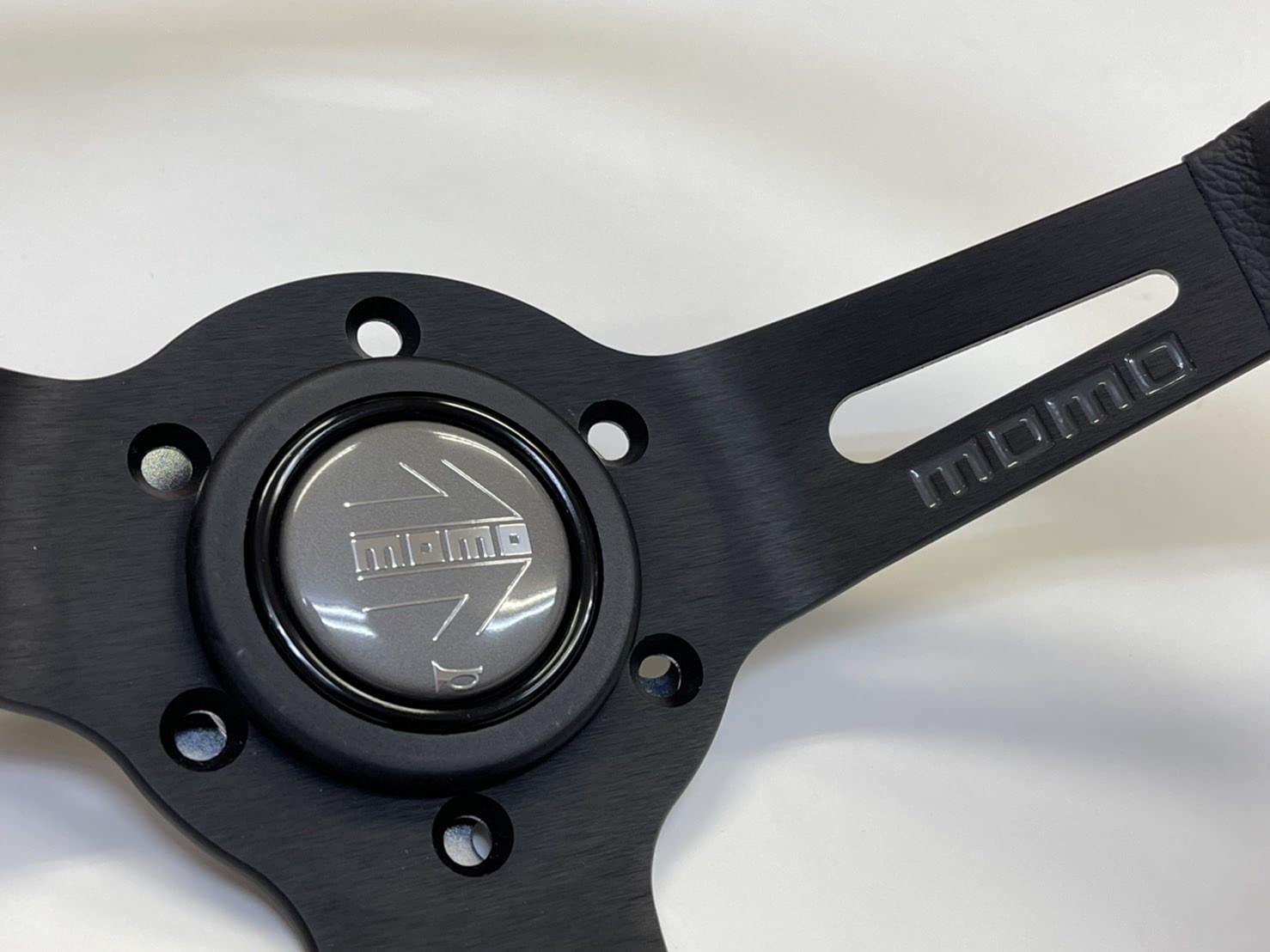 Amazon | MOMO DRIFTING 330D 85mm ディープコーン ブラックスポーク