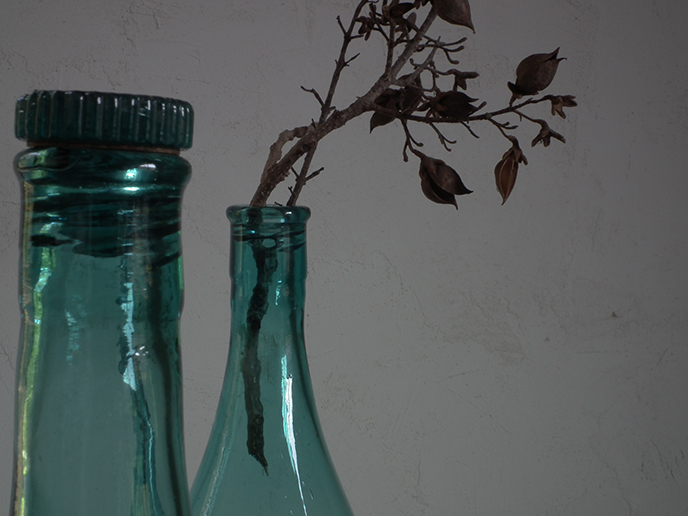 I00699 レトロ 色ガラス 古い蓋付き一升瓶 | MANSIKKA