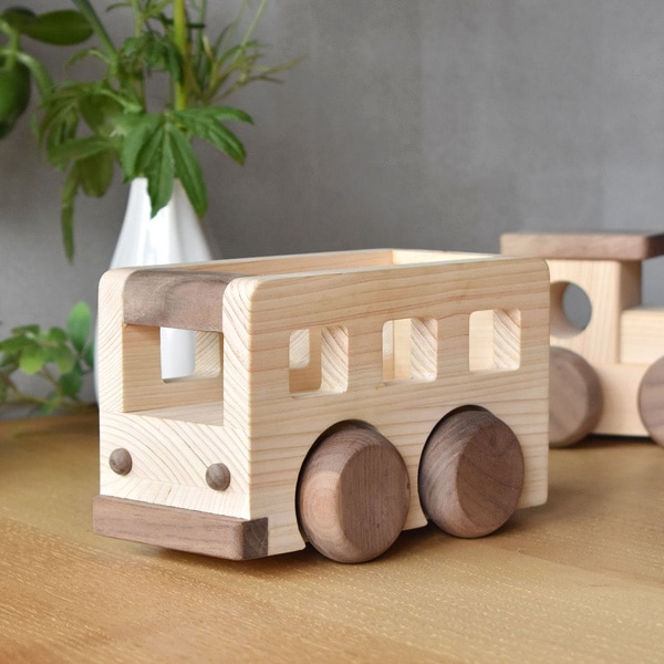 MUSIC BUS(オルゴールバス)」名入れ可能。動かすと音楽が流れる国産