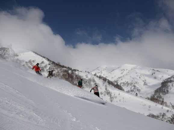 苗場スキー場1日券 または かぐらスキー場 【早割】 1日券×2回券＜全日