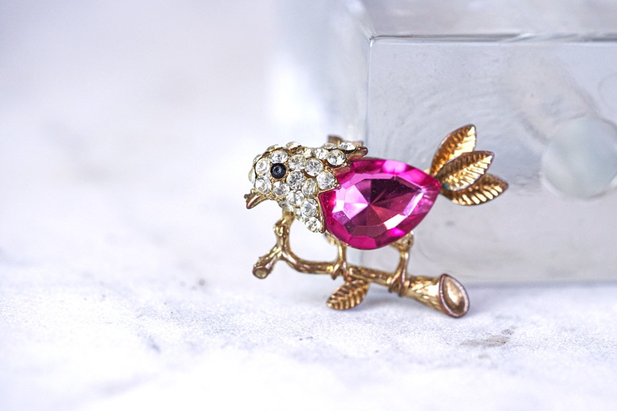 バルト三国のラトビアのピンクカットガラスとガラスストーンの小鳥の