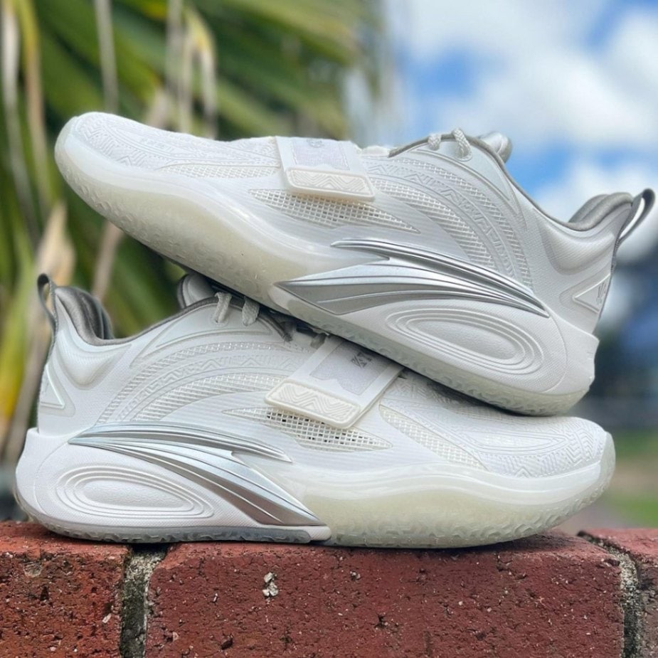 ANTA KAI 1 'TRIPLE WHITE' アンタ カイ 1 カイリー アービング