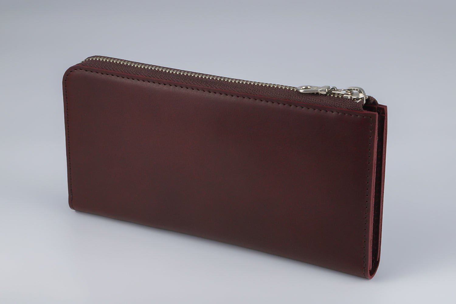 1万円サイズのコンパクト長財布｜左右対称デザインで使用方法の最適化