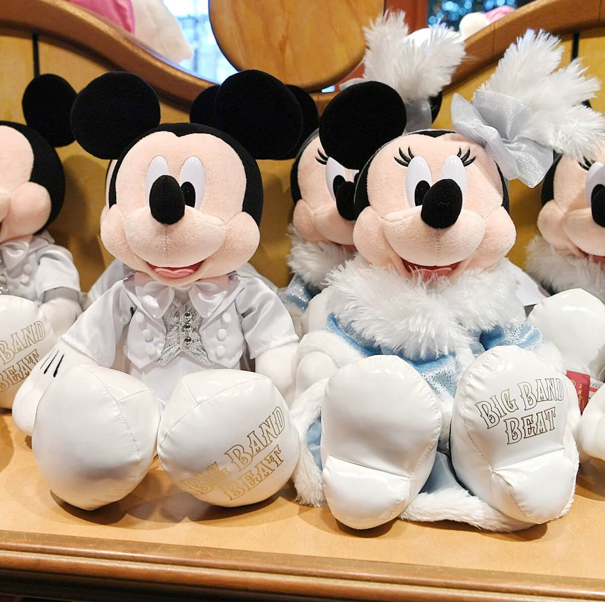 白タキシードのミッキー&オーバードレスのミニー！東京ディズニーシー