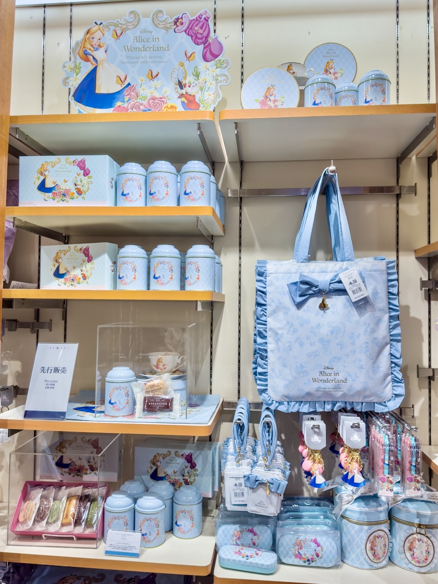 爽やかな水色を基調としたクラシカルなデザイン！ディズニーストア