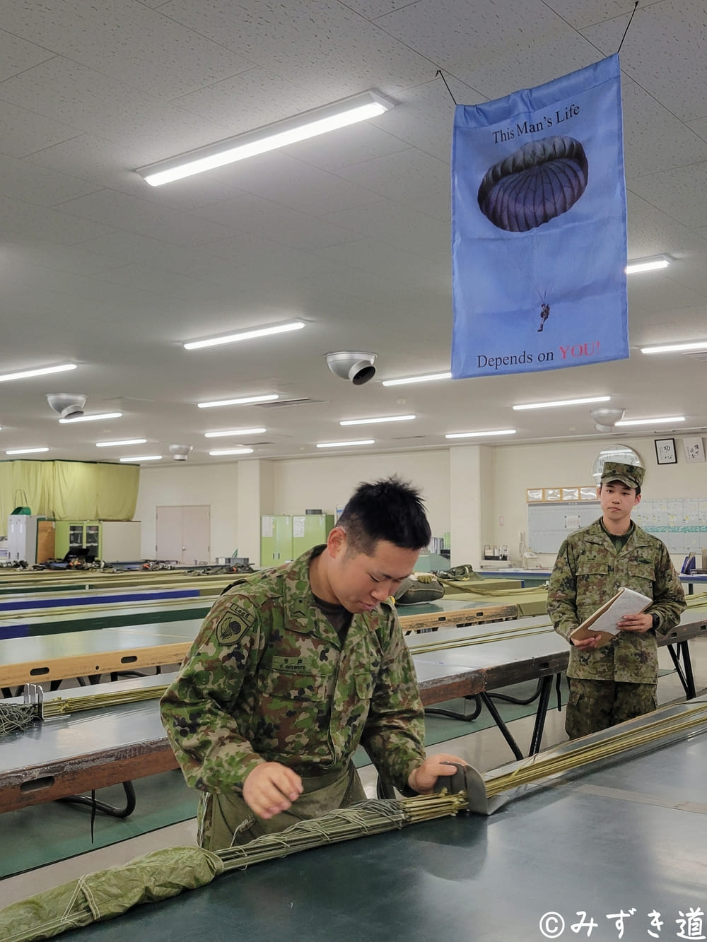 陸自空挺隊員が命を預ける「落下傘整備中隊」の知られざる職務内容とは