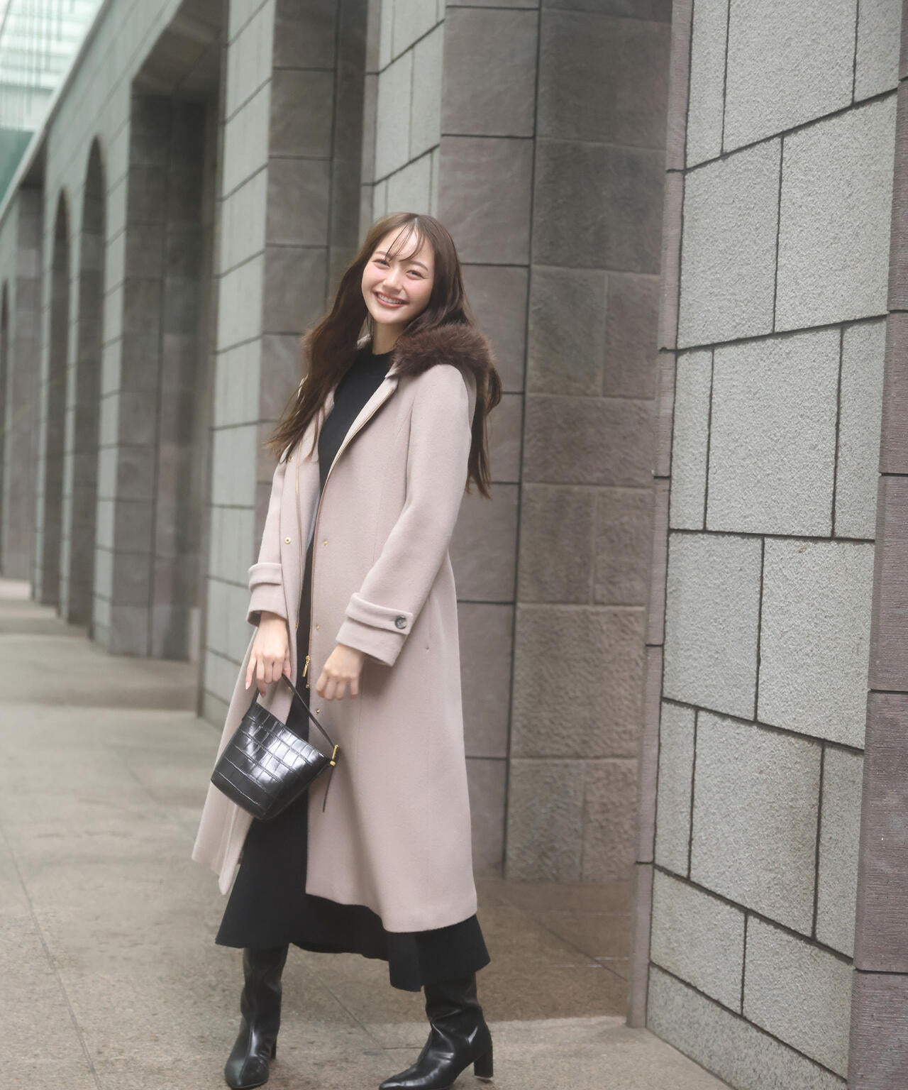 加藤栞さん着用】モッサフードフェイクファーロングコート