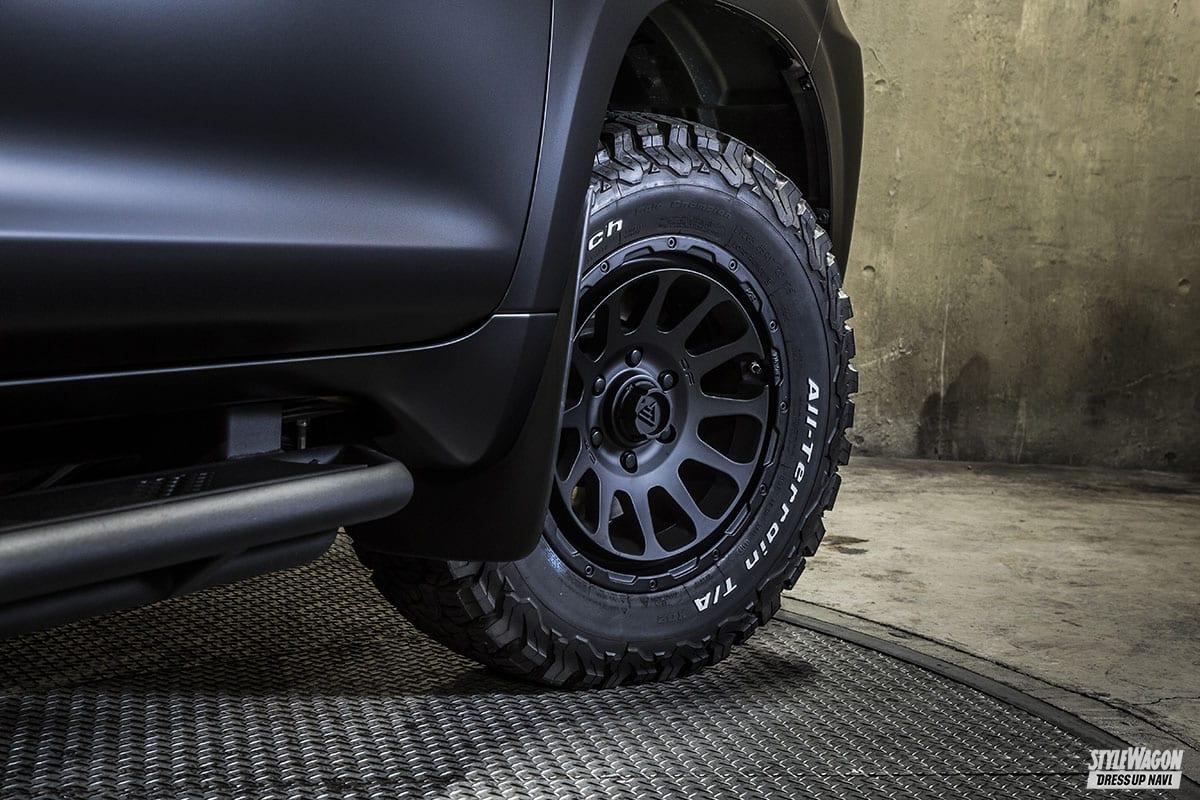 この「ランクルプラド」ボディもホイールもつや消し黒なのっ！ 迫力渋