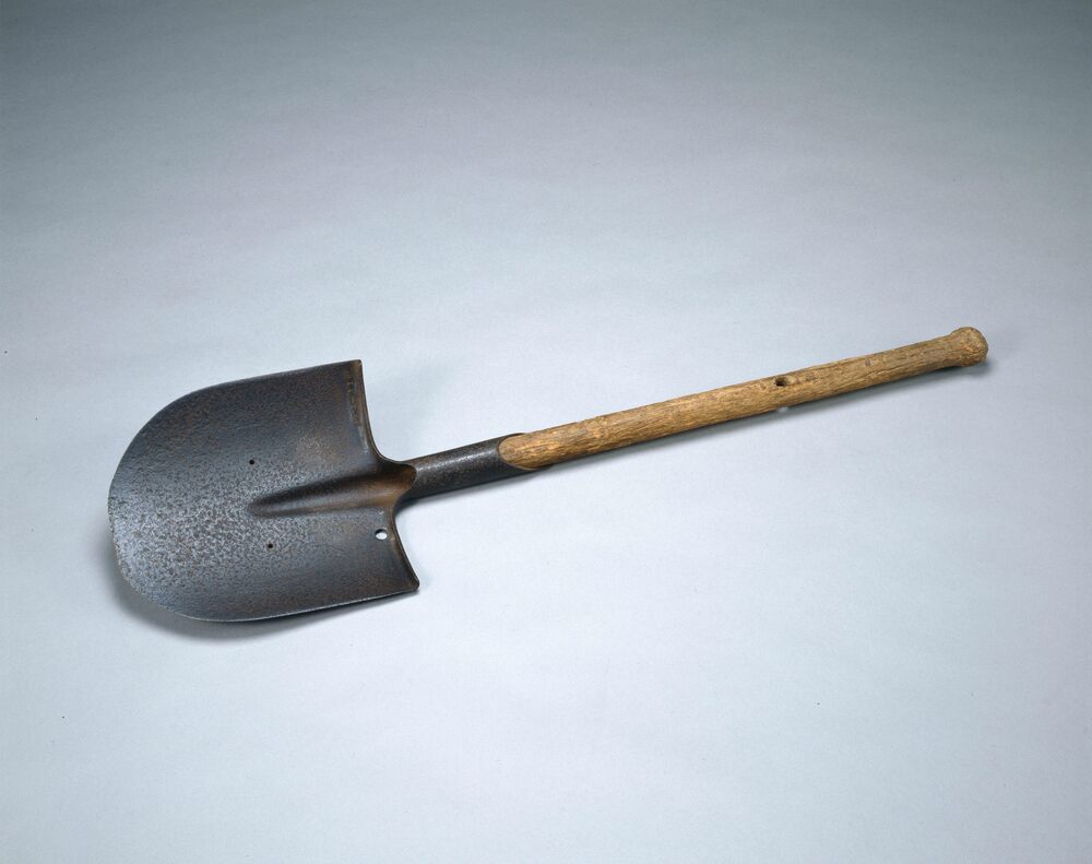 旧陸軍用円匙(鋼鉄製) | ToMuCo - Tokyo Museum Collection