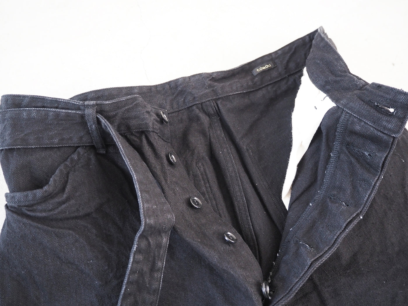 COMOLI デニムベルテッドパンツ, Black – Navyblue