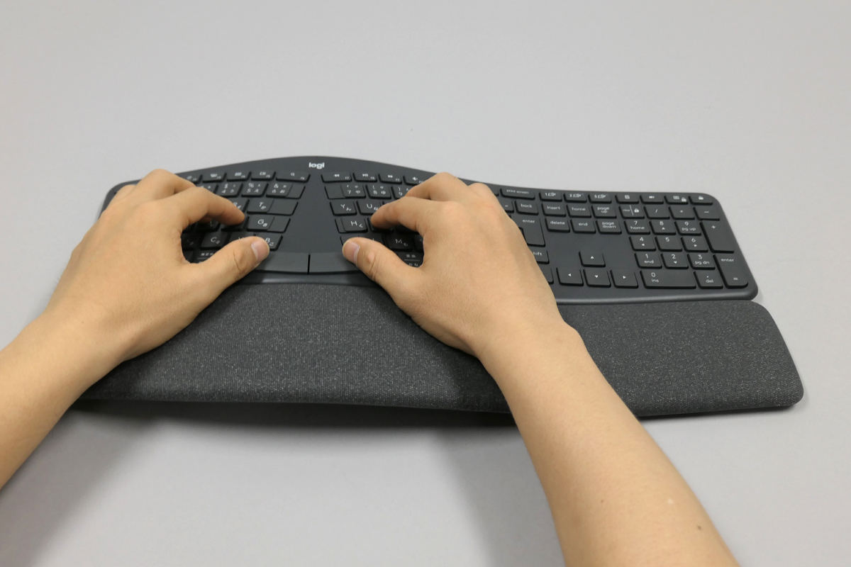 写真で見る「ERGO K860」 - 曲線デザインが特徴！ ロジクール初の分割