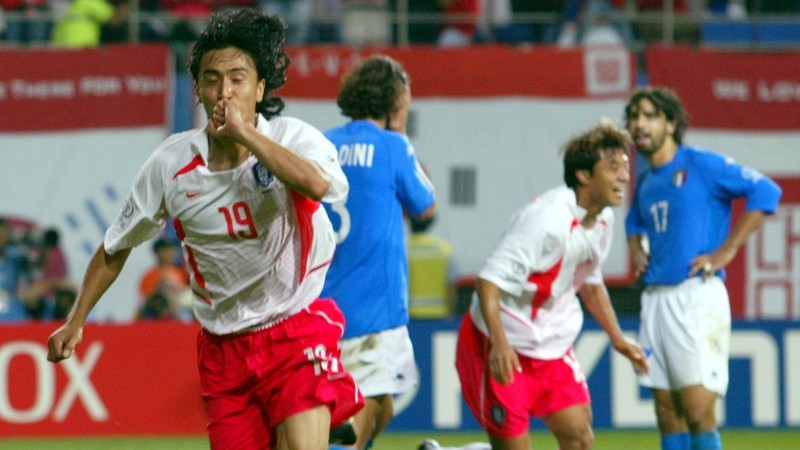 度が過ぎた一部の“熱狂”と“誤審”は2002年W杯の“負の遺産”なのか（慎