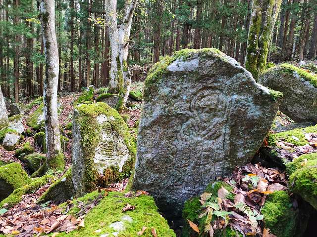 岩手県遠野市】森の中にある苔むした花崗岩に彫られた五百羅漢が神秘的