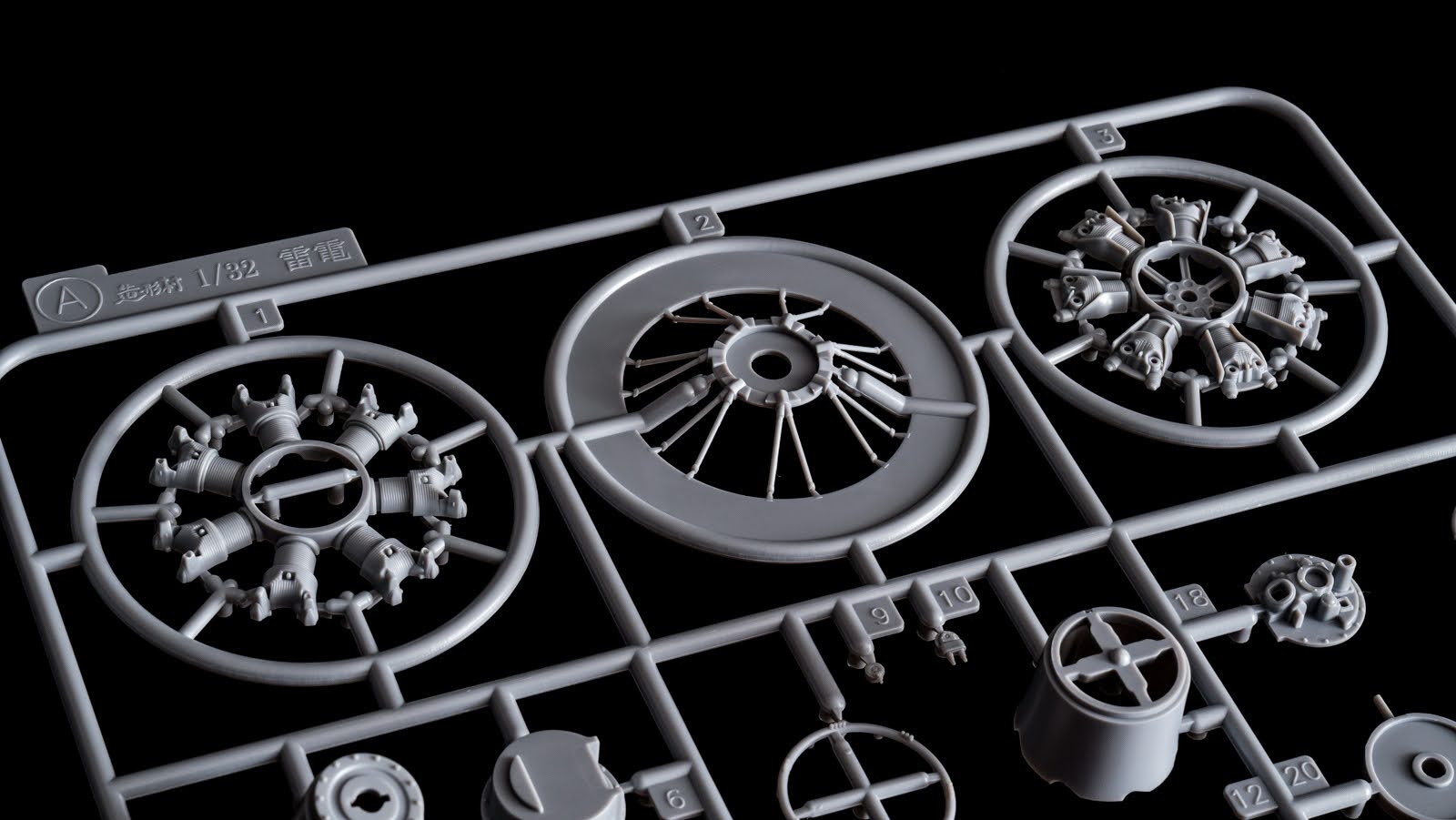 エンジンとコクピットの圧倒的存在感に酔いしれる！待望の再販となる