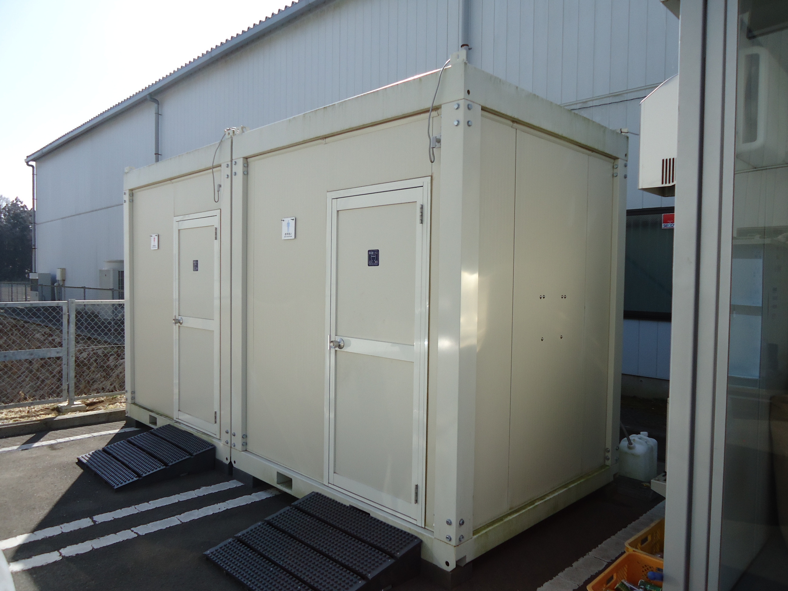 中古【仮設トイレ】ハウス型快適トイレ（簡易水洗式）男女別セット