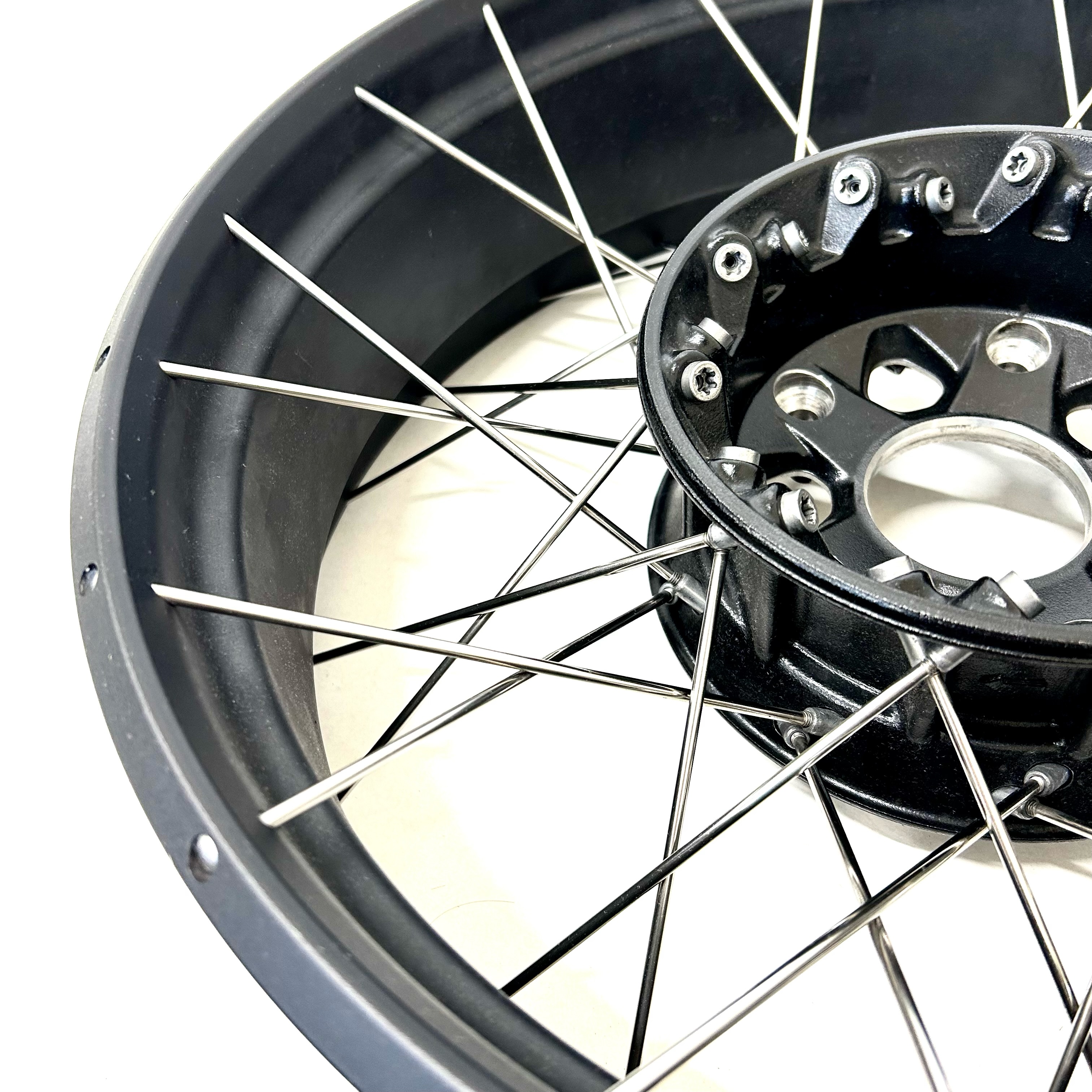 クロススポークタイプのチューブレスホイールの製作｜株式会社オー