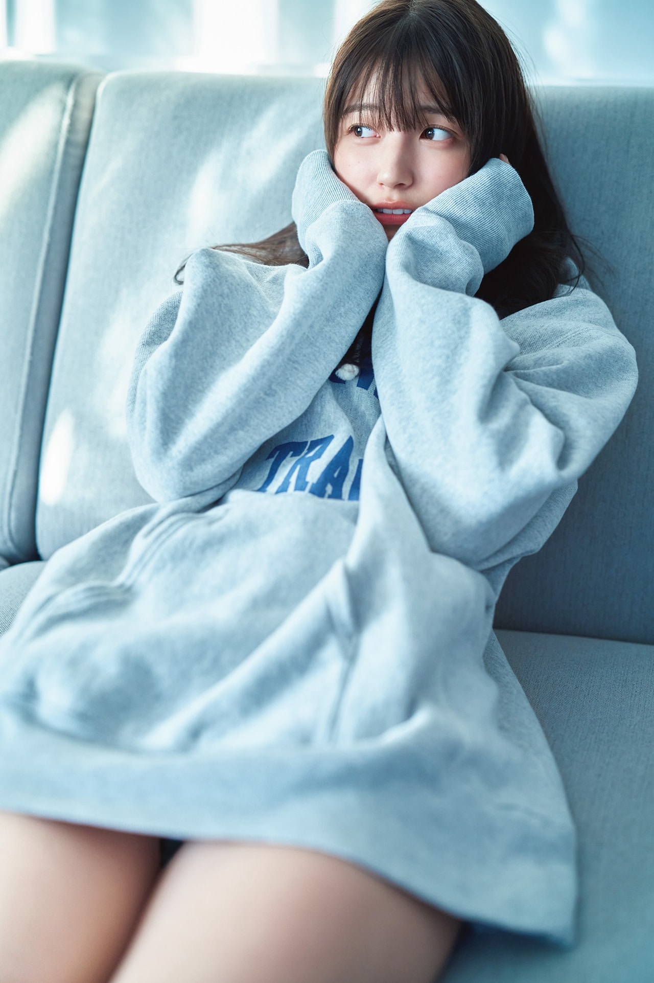 乃木坂46五百城茉央、萌え袖あざとかわいい美脚ちらり（写真6枚