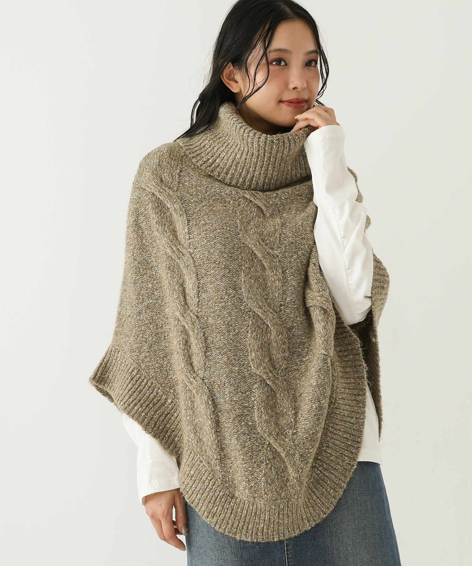 ざっくりケーブル編みタートルニットポンチョ。』