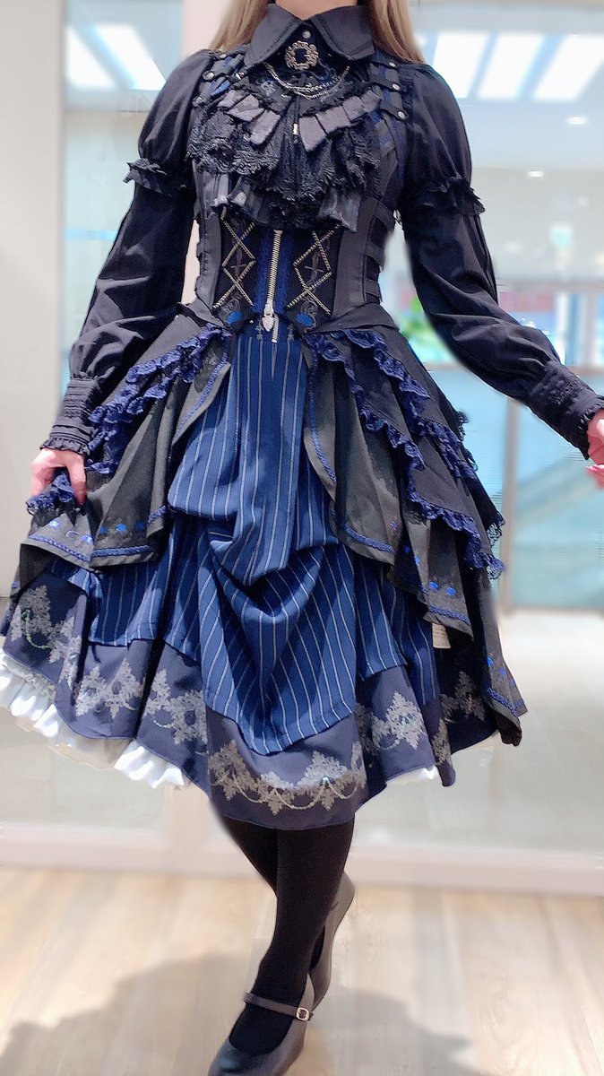 🖤BLACK×BLUE💙 #ONESTE × #rozen ゴシックコーデ 薔薇シリーズの黒は