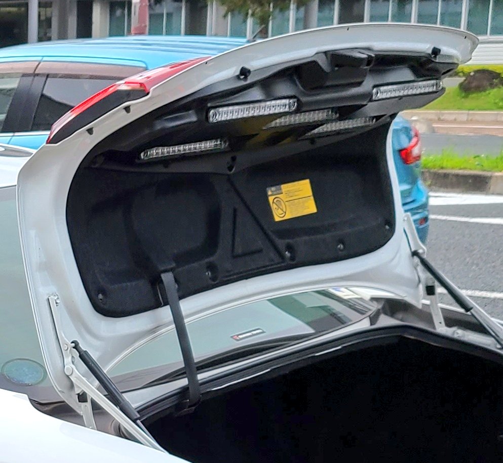 200クラウンパトカーの トランクリッド裏・LED警光灯 （非点灯状態