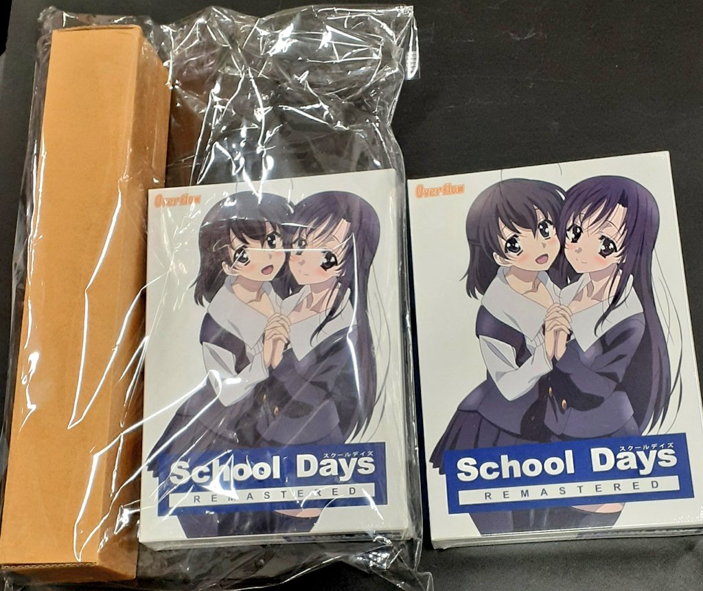 School Days REMASTEREDは通常版、初回限定版(描き下ろしデスクマット