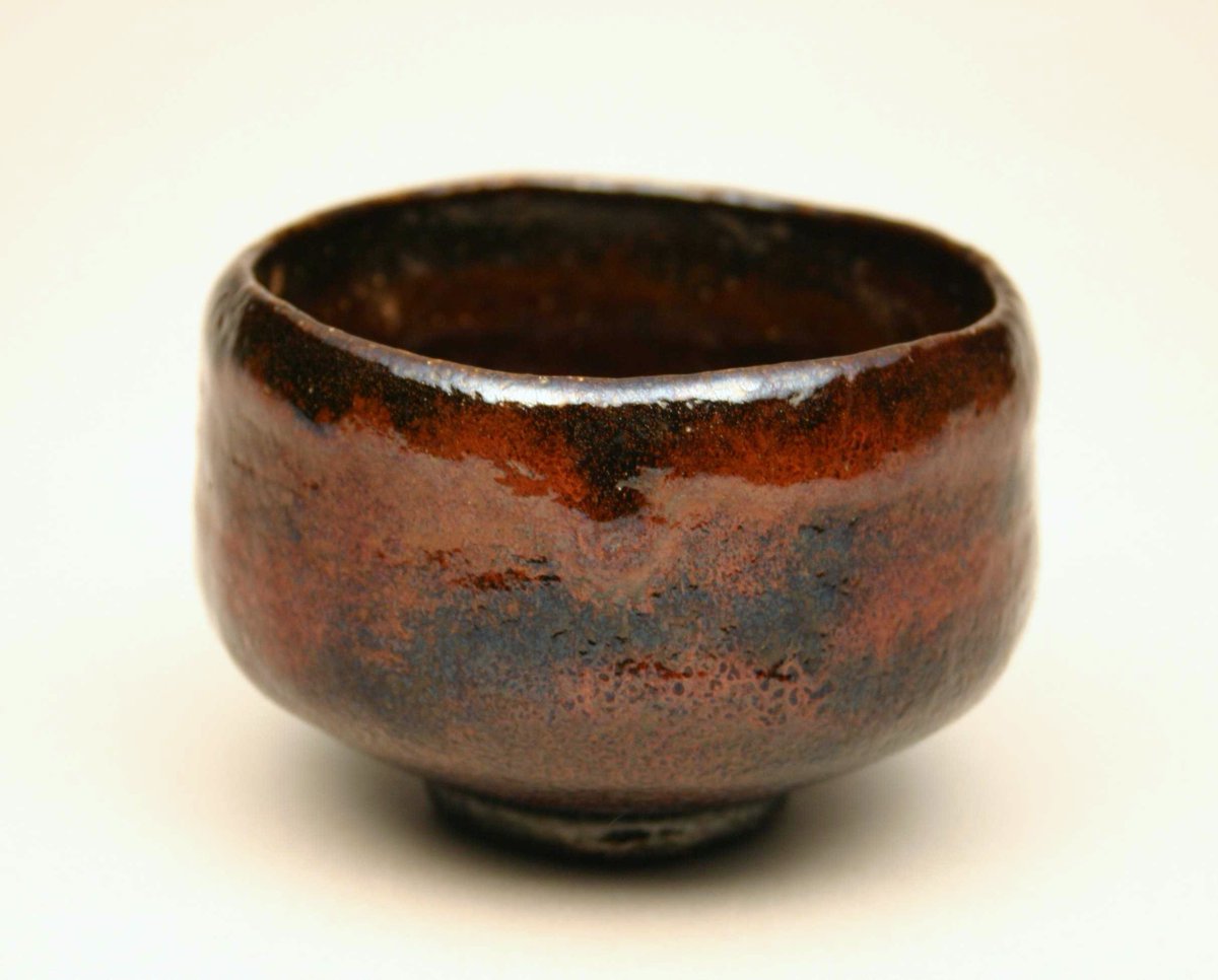 京都の樂家で桃山時代から代々作り継がれている黒と赤の樂茶碗。樂家の